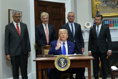 El presidente de EE.UU., Donald J. Trump (C). EFE/EPA/CHRIS KLEPONIS / POOL.