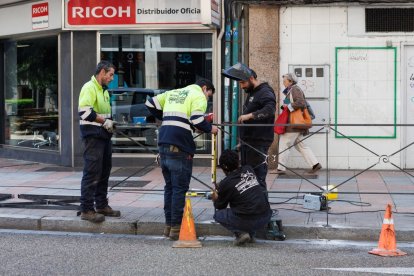 Los operarios colocan la valla en el cruce de Suero de Quiñones con Lucas de Tuy.