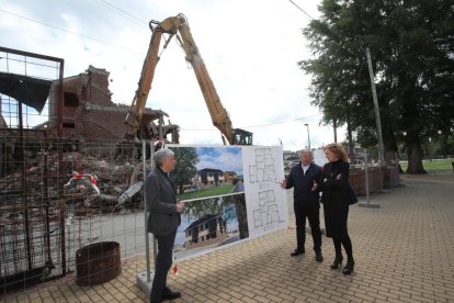 Eduardo Diego, Raúl Valcarce y María Pardo, junto al solar.