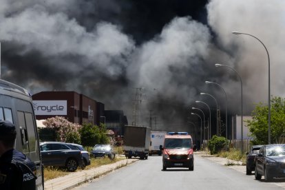 La Junta de Andalucía ha activado la fase de emergencia, situación operativa 1, del Plan Territorial de Emergencias de Protección Civil en Andalucía ante la posible evolución del humo generado en el incendio de una nave industrial en Alcalá de Guadaíra (Sevilla). EFE/José Manuel Vidal.