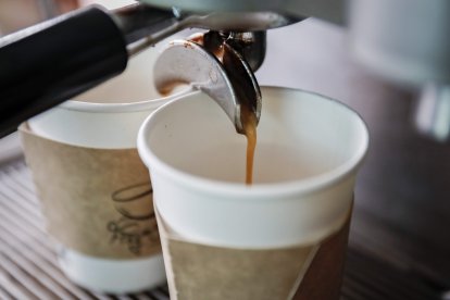 AME1163. FRAILES (COSTA RICA), 29/01/2024.- Fotografía del proceso para la elaboración de una bebida con café, el 20 de enero de 2024, durante la 'Feria del Café Frailes 2024, en el pueblo de Frailes, zona cafetalera al sureste de San José (Costa Rica). La industria cafetera de América Latina, la más grande del mundo al representar el 61 % de la producción global, se esfuerza hoy en abrirle mercado a sus cafés especiales, un as bajo la manga frente a los estragos que causan la crisis climática, la migración y los cambiantes precios internacionales. Una de las dificultades del sector, especialmente en Centroamérica, es la migración, debido a que los cortadores del grano "se están yendo a buscar oportunidades a Estados Unidos", según un experto tostador. EFE/ Jeffrey Arguedas