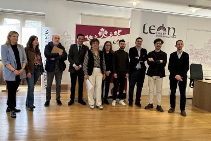 La concejala de Cultura (en el centro) con representantes de los museos leoneses.