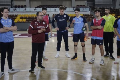 Dani Gordo, en un entrenamiento del Abanca Ademar en el Palacio de Deportes de León.