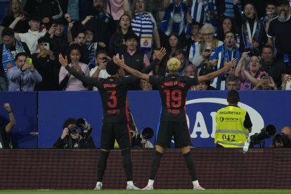 Los jugadores del FC Barcelona, Lamine Yamal (d) y Balde, celebran el primer gol de su equipo durante el encuentro correspondiente a la jornada 36 de Laliga EA Sports.