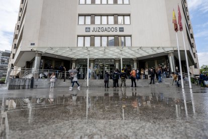 Entrada de los Juzgados de Plaza de Castilla, a 14 de mayo de 2025, en Madrid (España).