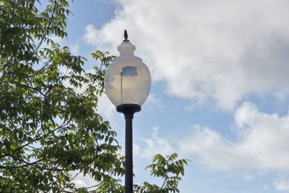 Una de las farolas instaladas.