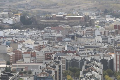 Vista parcial de Ponferrada, con el castillo al fondo, en el corazón de la ciudad, donde se mueve un amplio entramado social.