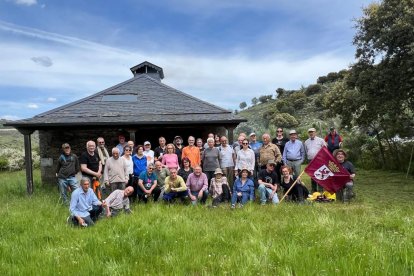 Grupo de voluntarios que se encargado de la limpieza de la senda al Monasterio de Montealegre.