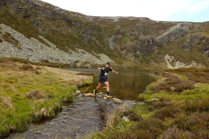 Rubén Zamora, uno de los competidores, en el momento de transitar por el lago Truchillas.