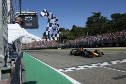 Max Verstappen en el momento de cruzar la meta.