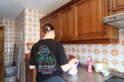 Los jóvenes se responsabilizan de sus tareas. En la foto María se prepara el desayuno.  Los jóvenes tienen su habitación independiente. En la foto, Carla, en su cuarto.