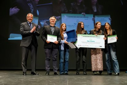 Carlos Pollán (i) entrega el primer premio a los ganadores.