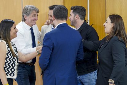 Carlos Martínez (2i) charla ayer con cargos del PSOE de la Comunidad.