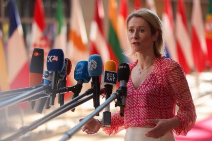 La alta representante de la Unión Europea para Asuntos Exteriores y Política de Seguridad, Kaja Kallas, habla con la prensa durante un Consejo de Ministros de Asuntos Exteriores y Defensa de la UE en Bruselas, Bélgica, el 20 de mayo de 2025. 
                      EFE/EPA/OLIVIER HOSLET.