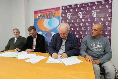 Antolín de Cela, firmando el convenio con los responsables de Ambi en el Hospital de la Reina.