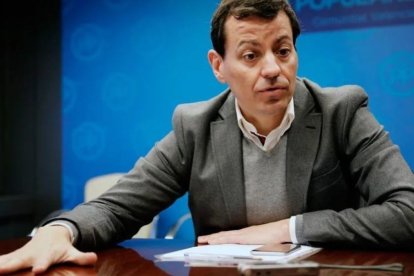 José Luis Bayo disputará el liderazgo a Feijóo en el PP.
