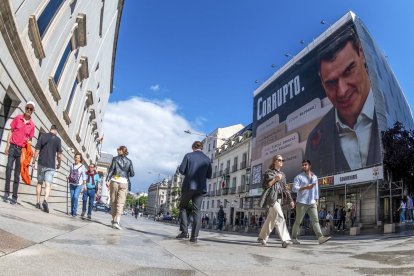  Cartel de Sánchez con la palabra «corrupto» colocado por Hazte Oir enfrente del Congreso.