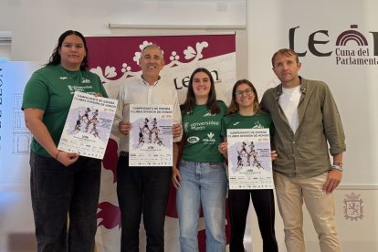 Canuria y Villacorta junto a tres atletas del ULE Sprint León.