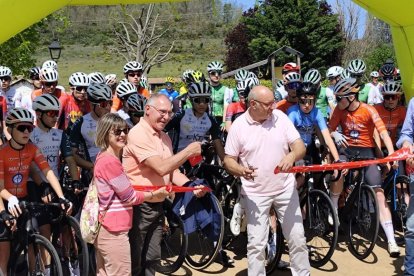 Momento del protocolario corte de cinta previo al inicio del Trofeo Ciclista Senén Blanco.