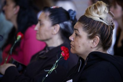 Dos mujeres gitanas durante un acto conmemorativo de los 600 años de este pueblo en España.