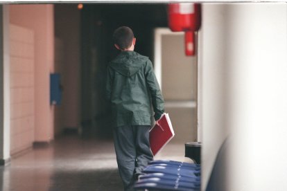 Un niño sale de clase en un colegio de Madrid.