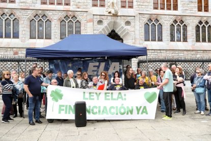 Concentración de afectados de ELA y familiares en Botines, ayer.