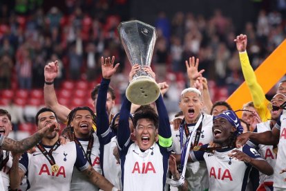 Los jugadores del Tottenham celebran el triunfo y la conquista del titulo de la Liga Europa.