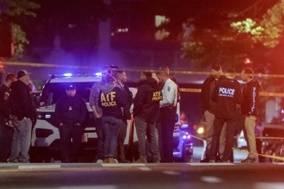 Agentes de policía en el lugar donde dos personas fueron asesinadas a tiros cerca del Museo Judío Capital en Washington, D.C. EFE/EPA/WILL OLIVER.