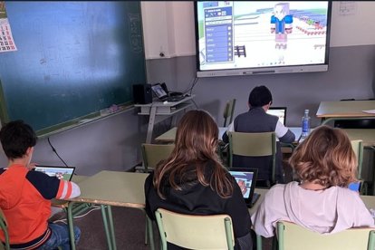 Alumnos trabajando en el programa.