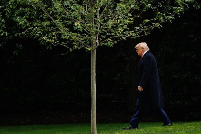 Trump sale del Despacho Oval hacia el Marine One en el Jardín Sur de la Casa Blanca.
