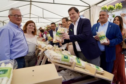 El presidente de la Junta de Castilla y León, Alfonso Fernández Mañueco, inaugura la 41ª Feria de Exaltación del Espárrago y de la Artesanía de Tudela de Duero. También asiste al acto el presidente de la Diputación de Valladolid, Conrado Íscar.