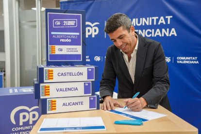 Carlos Mazón firma su aval a Feijóo, ayer. EFE / CUENTA DE X