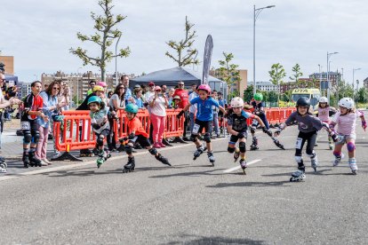 Más de 70 personas en la carrera solidaria Patinando por Angola