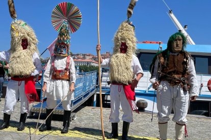 Velilla de la Reina y Alija del Infantado pasearon sus personajes del antruejo por Oporto.