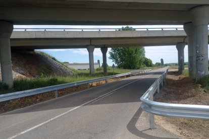 Los quitamiedos que estrechan el paso bajo el puente de la A-60.