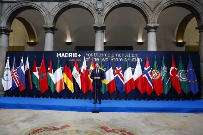 El ministro Albares delante de las banderas de todos los países árabes y europeos que han enviado a sus ministros de Exteriores a Madrid.