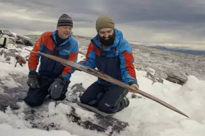 Los arqueólogos admiran un esquí prehistórico descubierto en Digervarden, Noruega.