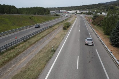 El atropello se produjo de madrugada en el kilómetro 371 de la A-6, junto al enlace de Bembibre y el polígono de San Román.