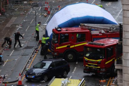 Vista general este lunes, 26 de mayo, de las escena de un atropello múltiple en la ciudad de Liverpool (Inglaterra), luego de que un vehículo colisionara contra decenas de aficionados del club de fútbol más popular de esta ciudad, que celebraban el título de la Premier League del balompié local. EFE/Adam Vaugha.