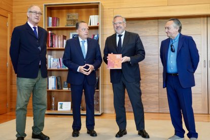 Entrega la Memoria de Actividades de la Institución correspondiente a 2024.