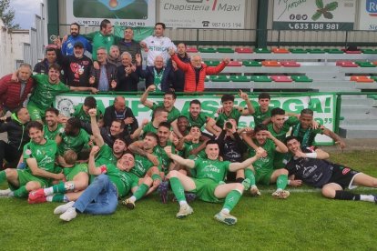 El Atlético Astorga tras imponerse en su último partido de Liga que le abría las puertas al ascenso