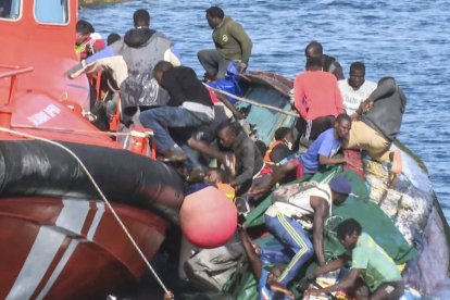 Imagen de los migrantes que cayeron del cayuco.