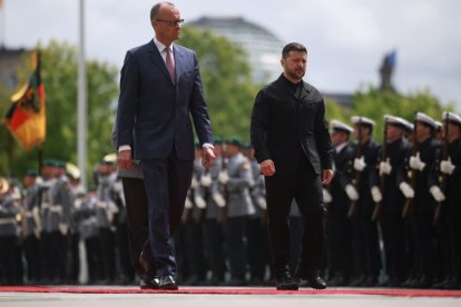 Zelenski junto al canciller Merz, ayer en Berlín.