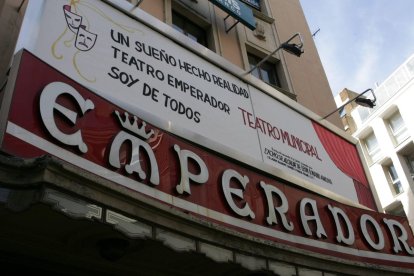 El cartel colocado sobre el desaparecido letrero del Emperador parece una broma.