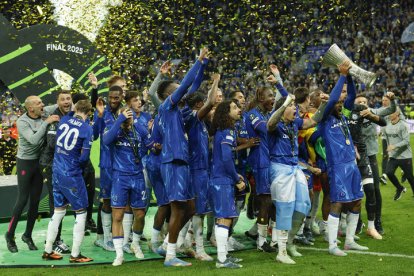 BRESLÁVIA, 28/05/2025.- Los jugadores del Chelsea celebran su victoria en la final de la Liga de Conferencia que han disputado hoy miércoles Chelsea y Betis en el Tarczynski Arena de Breslávia. EFE / Julio Muñoz.