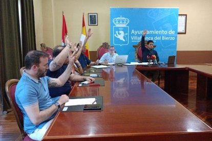 Momento en el que el alcalde (derecha) vota solo con el PP.
