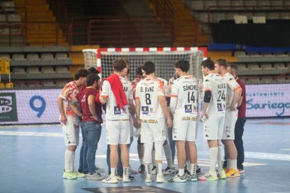 La plantilla del Ademar se conjura para terminar la temporada por todo lo alto en Liga y Copa.