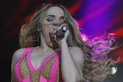 La cantante Melody durante su actuación hoy sábado en el recinto ferial de Antequera, incluida en la Feria de Primavera que se celebra en la localidad malagueña. EFE / Jorge Zapata.