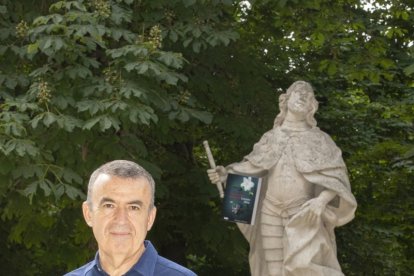Lorenzo Silva, en el Parque del Retiro de Madrid delante de la estatua del rey de León Alfonso I.