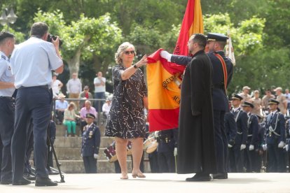 Una de las casi cien personas que en la mañana del domingo sellaron su fidelidad a su bandera.